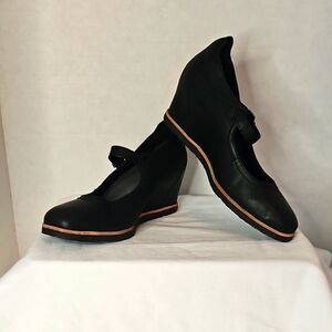 Earth Women's Wedge Heel Shoes. EUC
